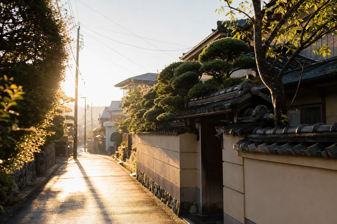 朝の光に包まれる住宅街